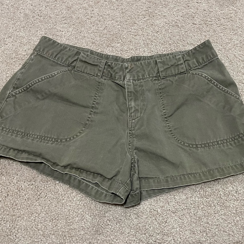 Old Navy Women's Cargo Shorts in Khaki Green